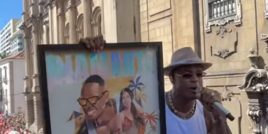 Léo Santana lidera bloco lotado