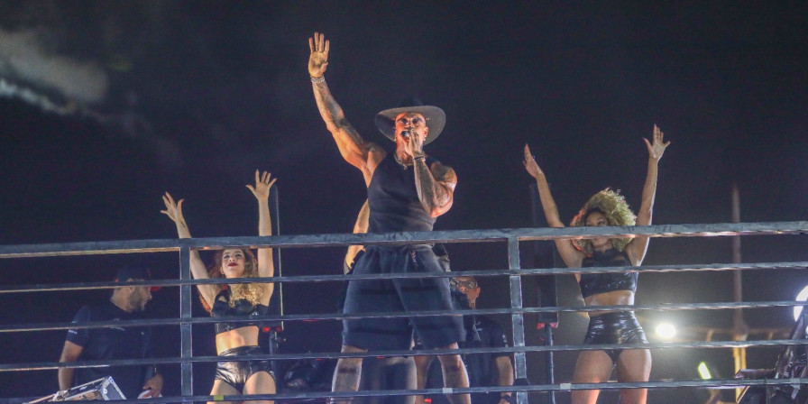 Foliões lotam Avenida Litorânea