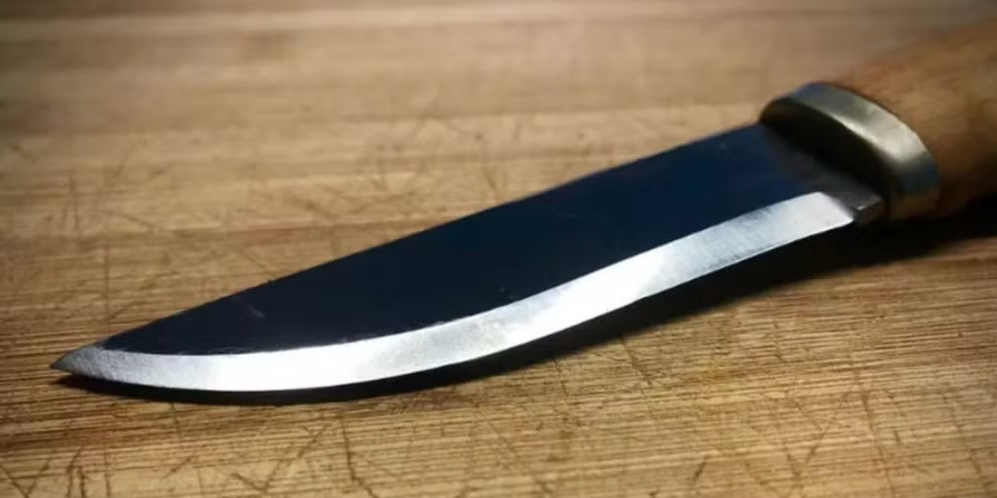 Mulher esfaqueada 15 vezes