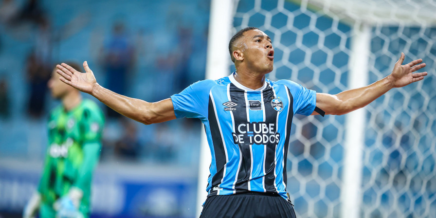 Carlos Vinicius brilha no Grêmio