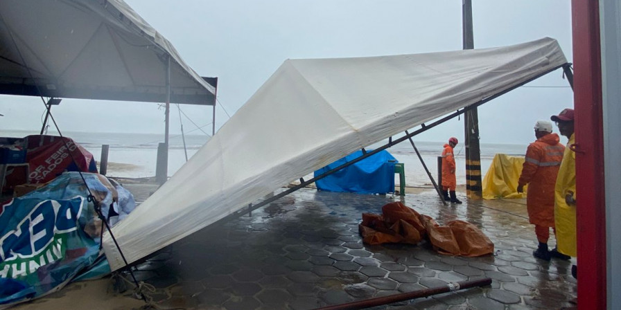 Ventania arrasta tendas na Avenida Litorânea