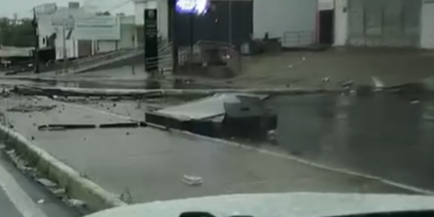 Poste e placa caem na Jerônimo de Albuquerque