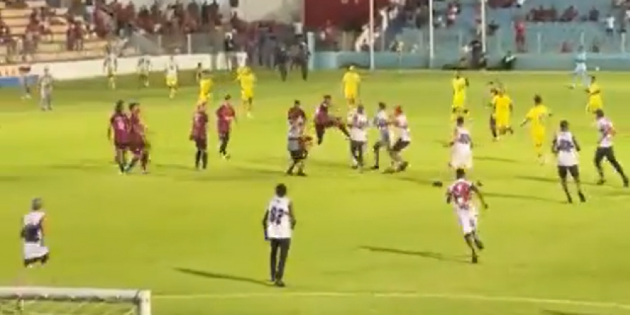 Torcida do Moto Club invade campo