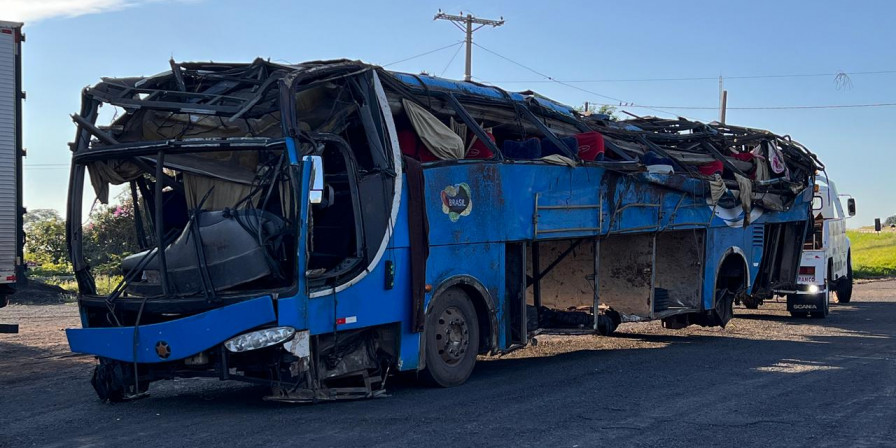 Ônibus do Maranhão tomba em SP