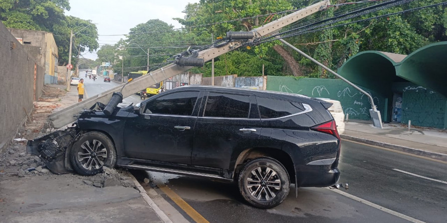 Carro derruba poste no Anil