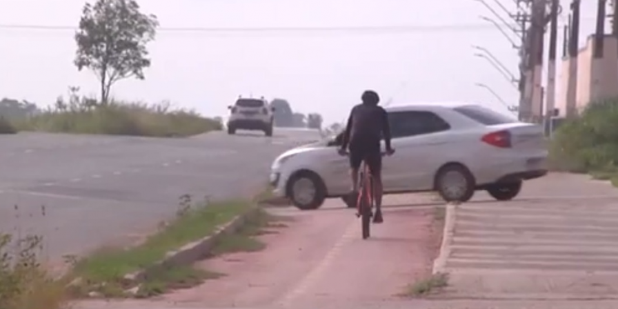 Mato alto e falta de manutenção geram perigo na ciclovia da BR-010 em Imperatriz