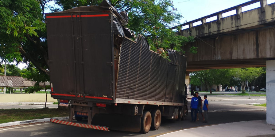 Caminhão bate em ponte