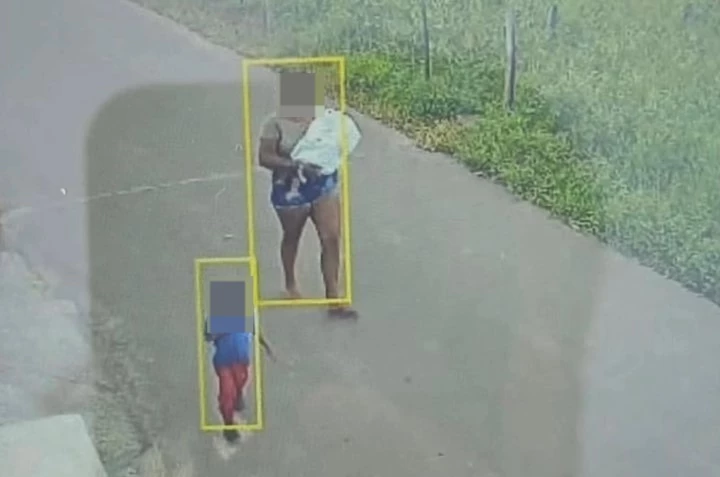 Momento em que uma câmera de segurança flagra a mulher com as duas crianças. (Foto: Divulgação/PCMA)