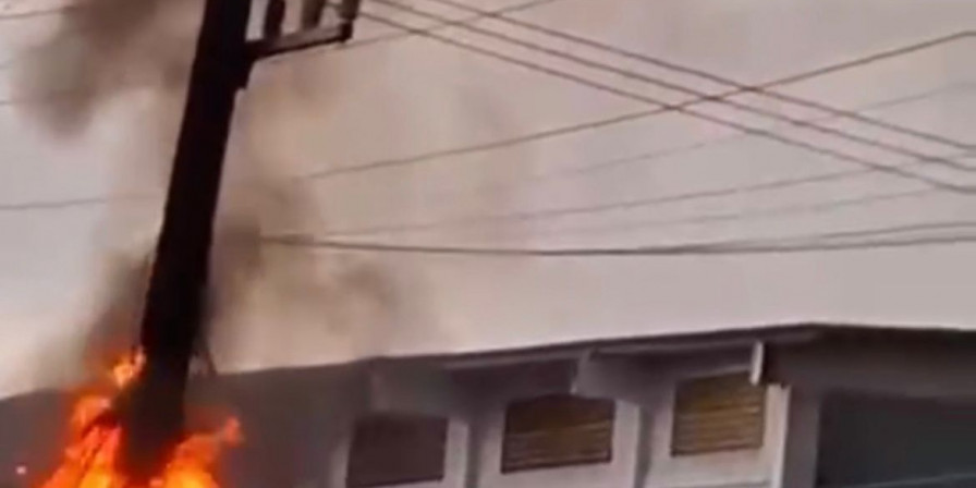 Poste de energia pega fogo