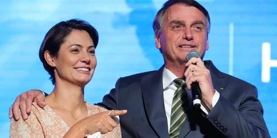 Bolsonaro pede que Michelle espere