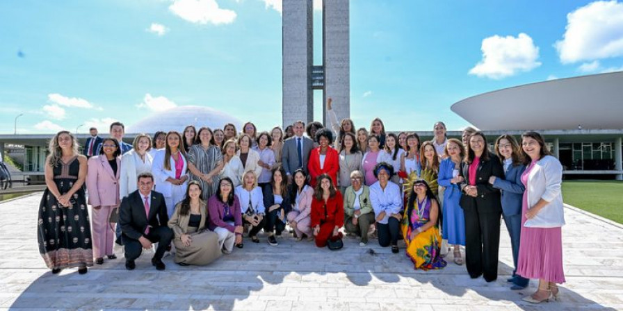 Bancada feminina define pauta