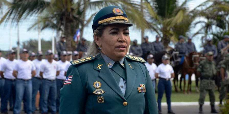 Coronela Assume Comando