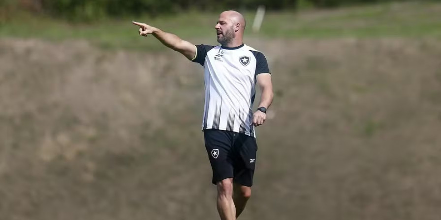 Franclim Carvalho assume Botafogo