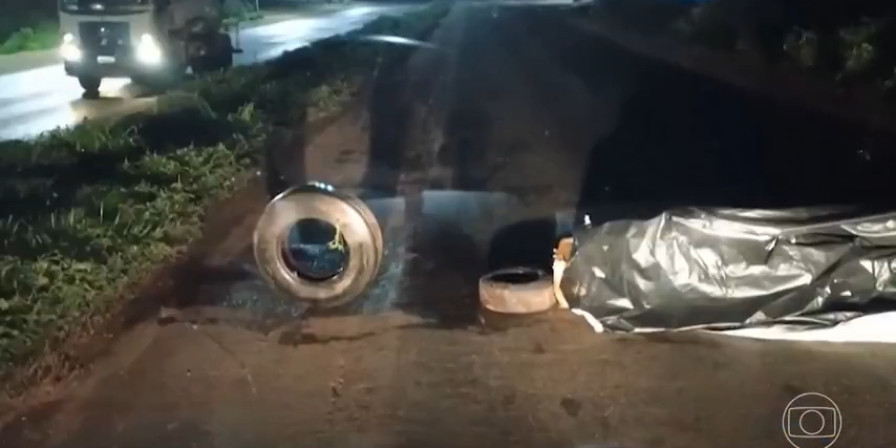 Criminosos usam barricadas para roubar cargas de grãos na BR-135 no Maranhão