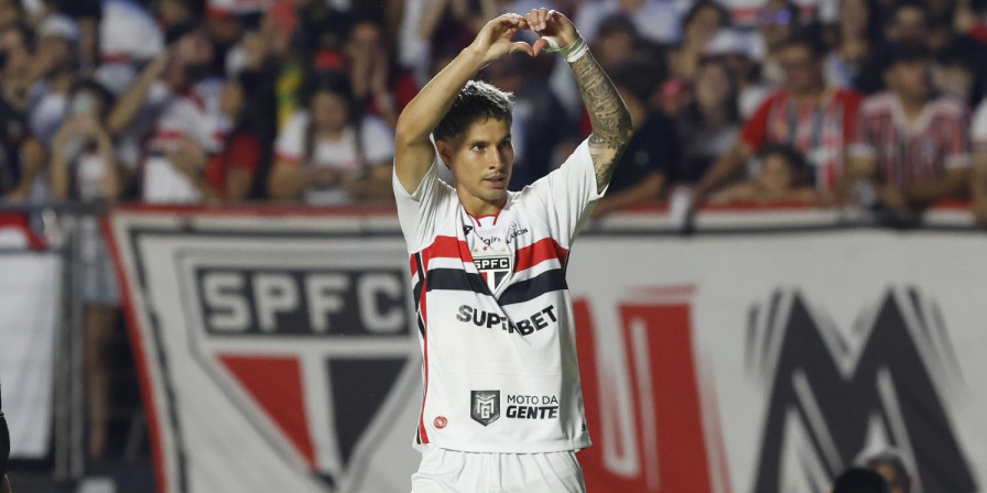Ferreira brilha com hat-trick