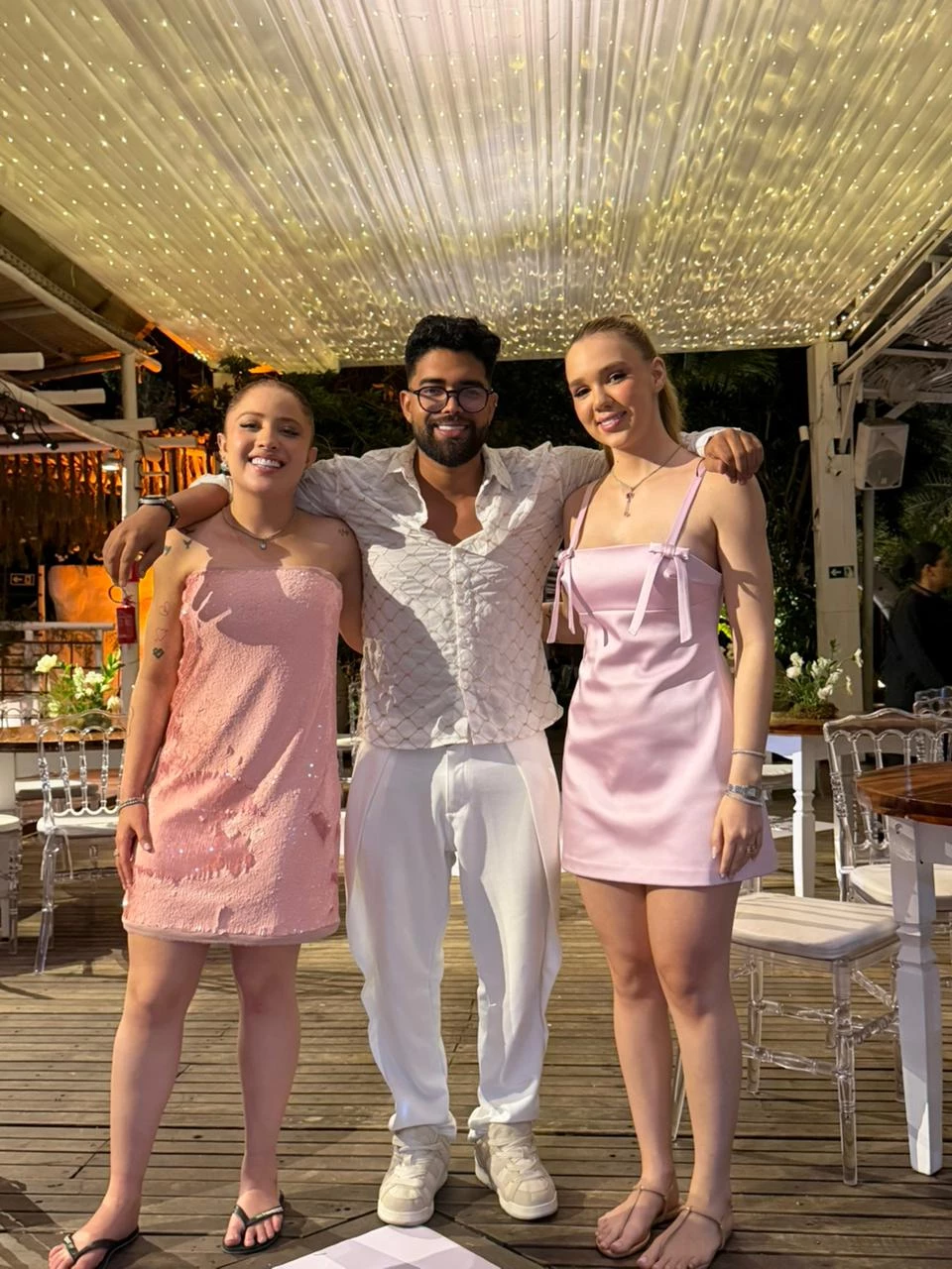 Maranhense radicado em Fortaleza (CE), o cantor sertanejo Maycow Wesley com Mari Fernandez e Júlia Ribeiro