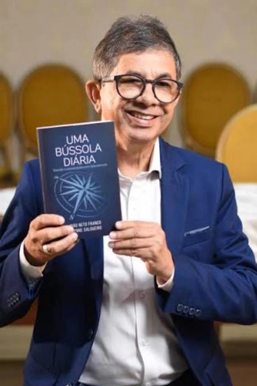 O escritor João Franco Neto lança nesta quinta-feira em São Luís, seu livro “Uma Bússola Diária”