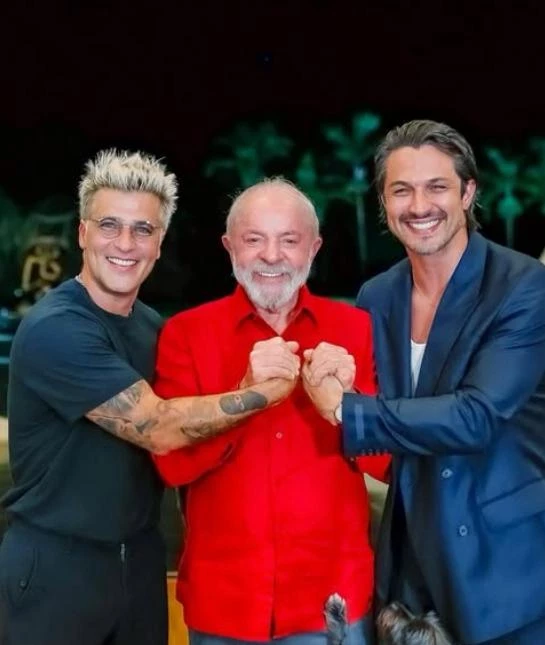 No Palácio da Alvorada, o ator Bruno Gagliasso e seu colega maranhense Rômulo Estrela ladeiam o presidente Luís Inácio Lula da Silva