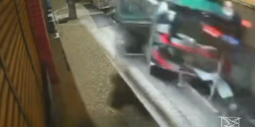 Carro destrói barracas de camelôs