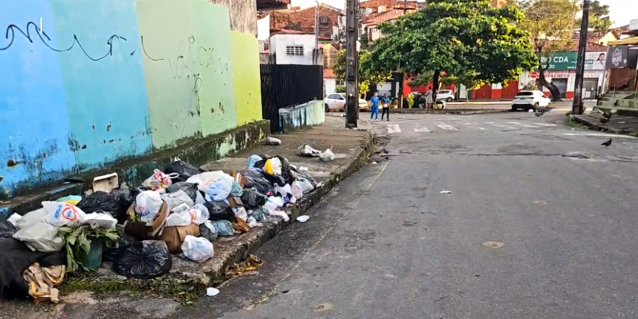 Lixo acumula em posto de saúde