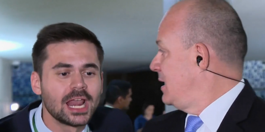 Assessor exonerado após invadir entrevista