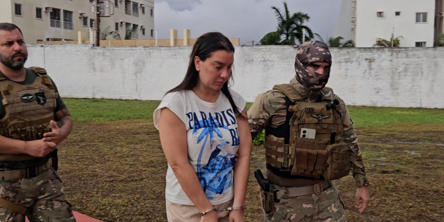 Patroa suspeita de agredir doméstica chega algemada