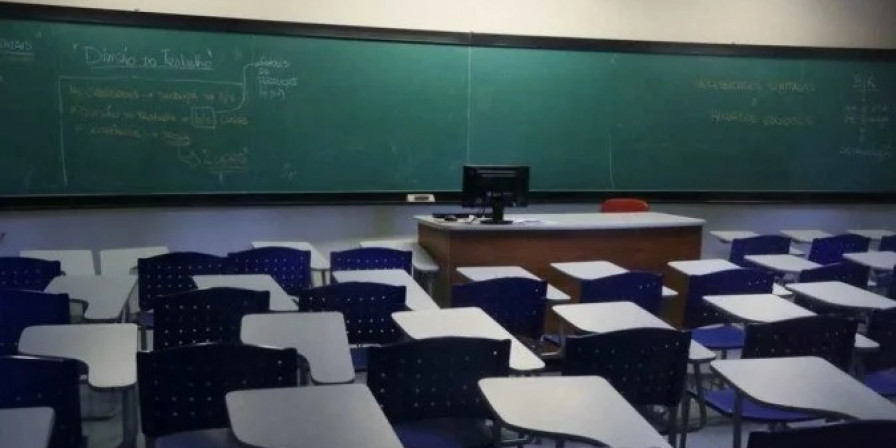 Professor afastado por suspeita de assédio