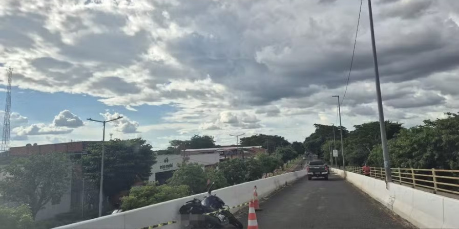 Motociclista morre após queda