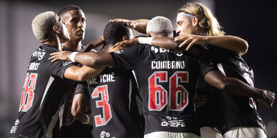 Pedrinho volta ao CT e acompanha treino com Pedro Emanuel e Rayan