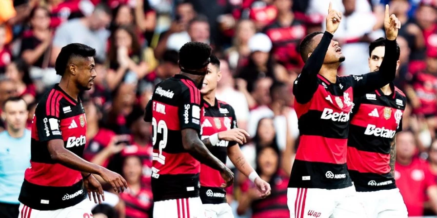 Flamengo vence o Coritiba e mantém vice-liderança