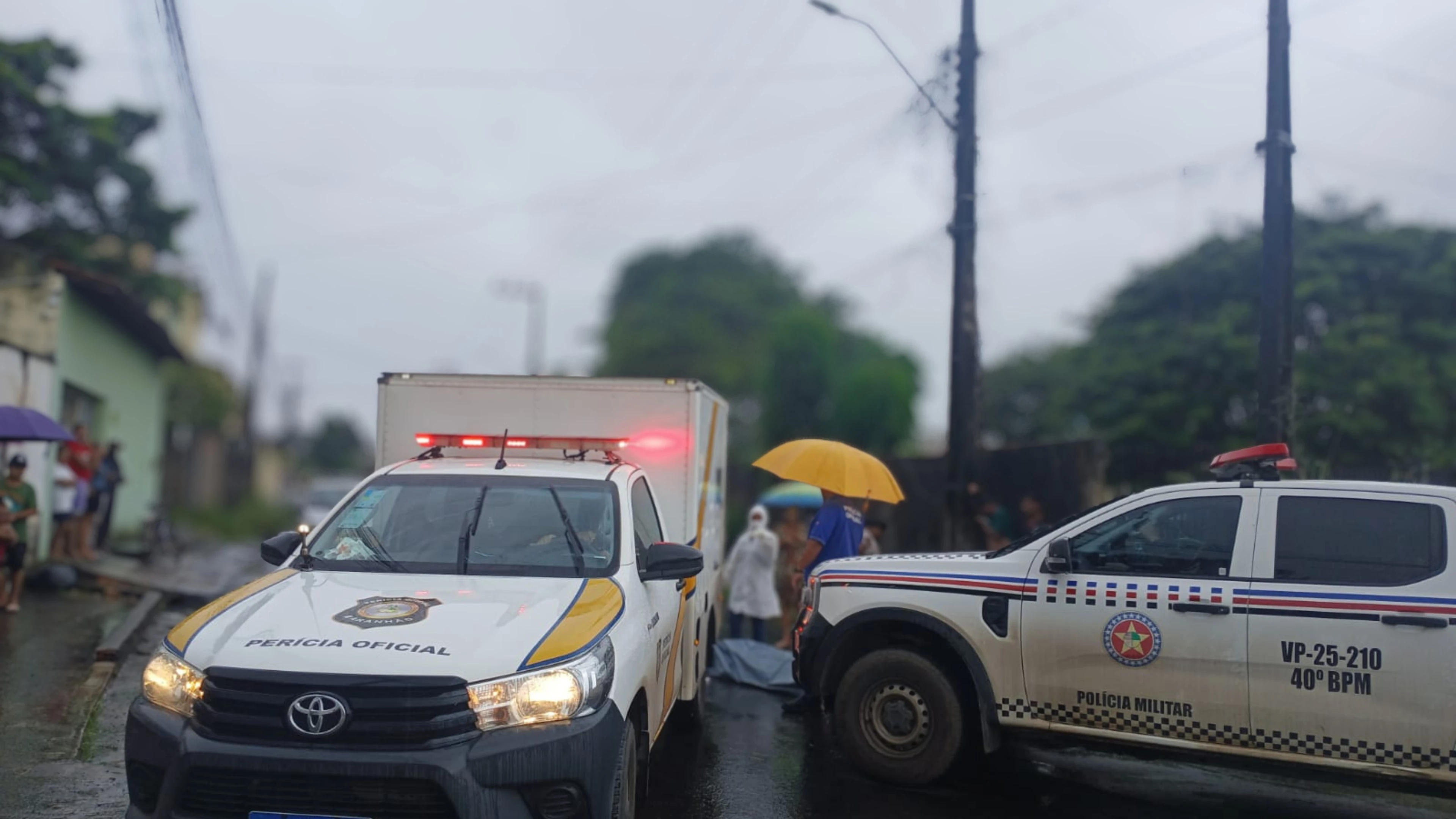 Registro do acidente envolvendo dois motociclistas na Rua Nova, paralela à igreja Nossa Senhora da Vitória e também ao cemitério do Turu.