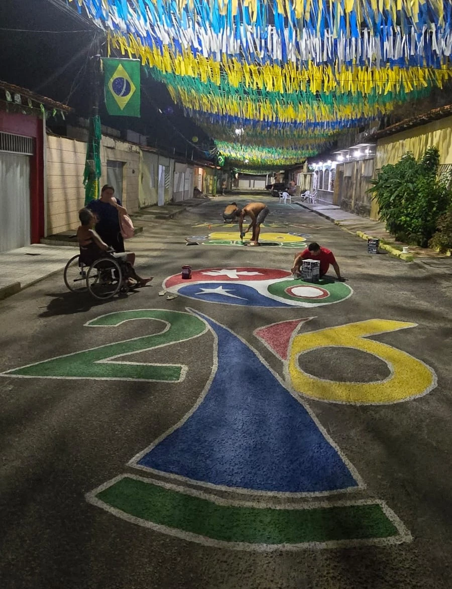 Ex-moradores voltam para ajudar na decoração. (Foto: Reprodução/Rua 12)