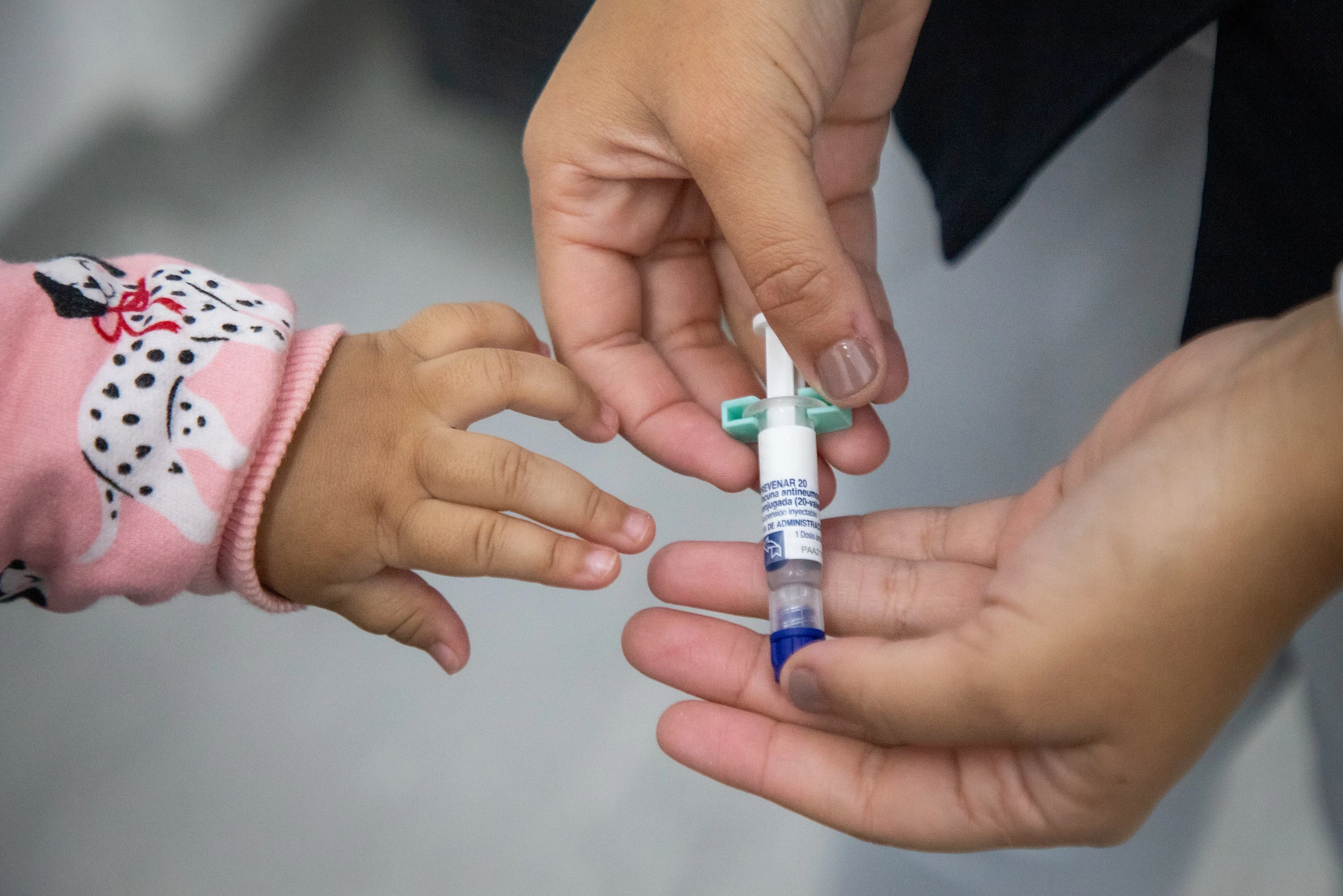 A vacina Pneumo 20 protege contra 20 sorotipos da bactéria Streptococcus pneumoniae, ampliando a proteção contra doenças pneumocócicas, como pneumonia e meningite.
