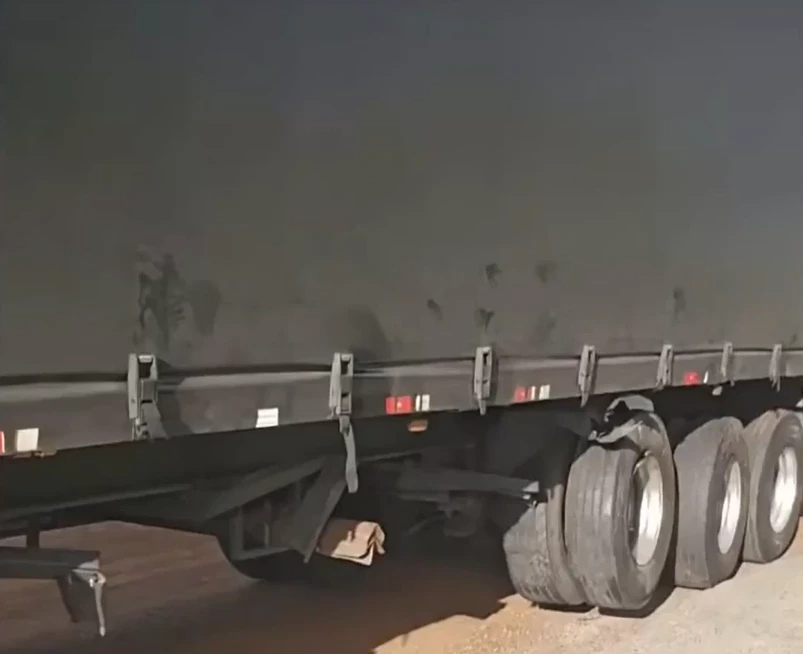 O carro em que as vítimas estavam colidiu com pneu desta carreta. (Reprodução/TV Mirante)