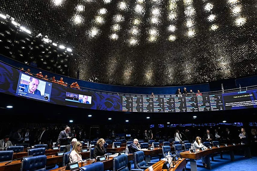 Pesquisas para o Senado apontam avanço de PL e PT e possível redução do Centrão, mas esquerda e bolsonarismo ainda ficam longe da maioria.