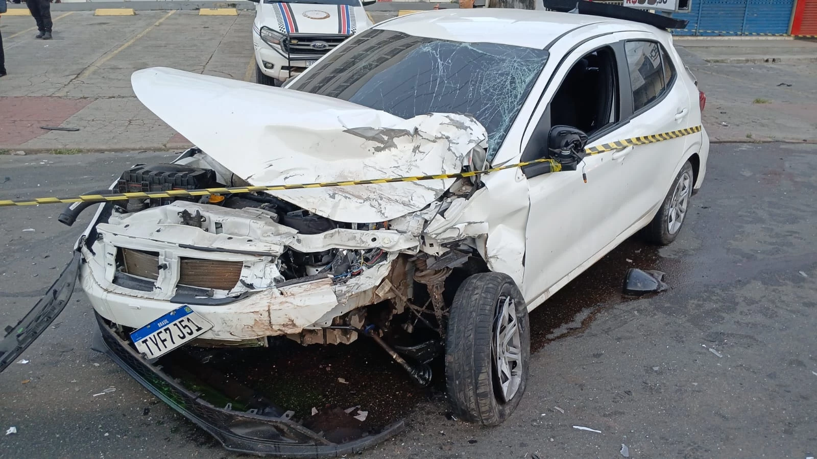 Carro colide na traseira de outro veículo de passeio. (Foto: Juvêncio Martins/TV Mirante)