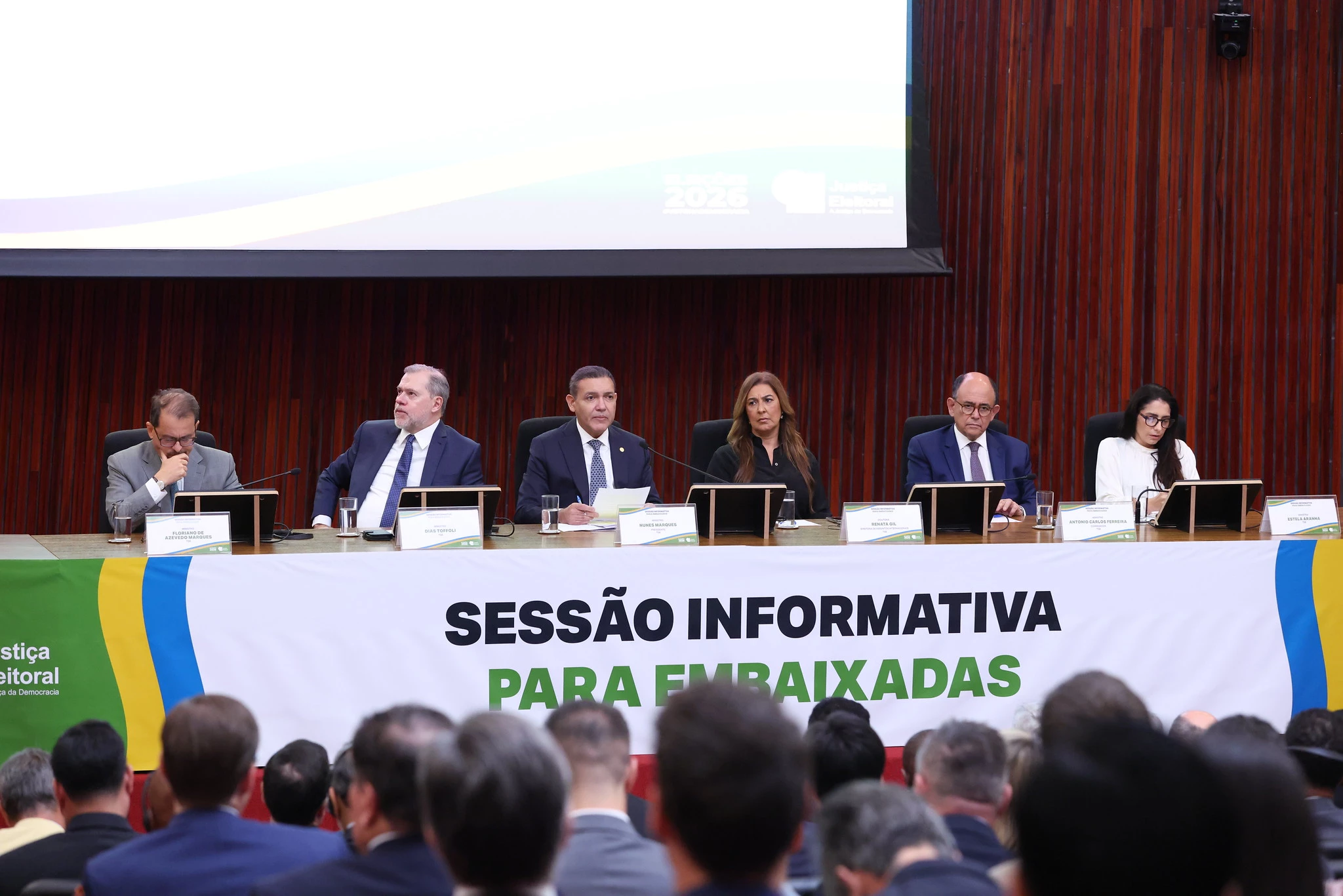 Sessão informativa para embaixadas no TSE.
