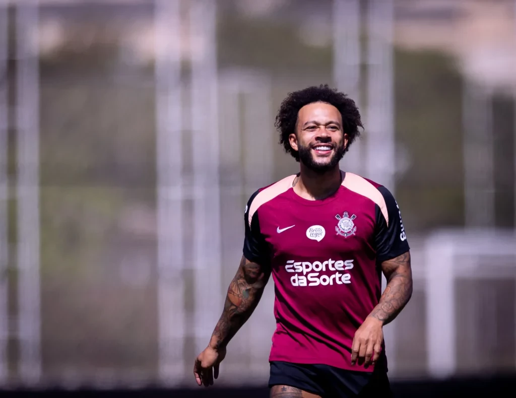 Memphis Depay em treino do Corinthians
