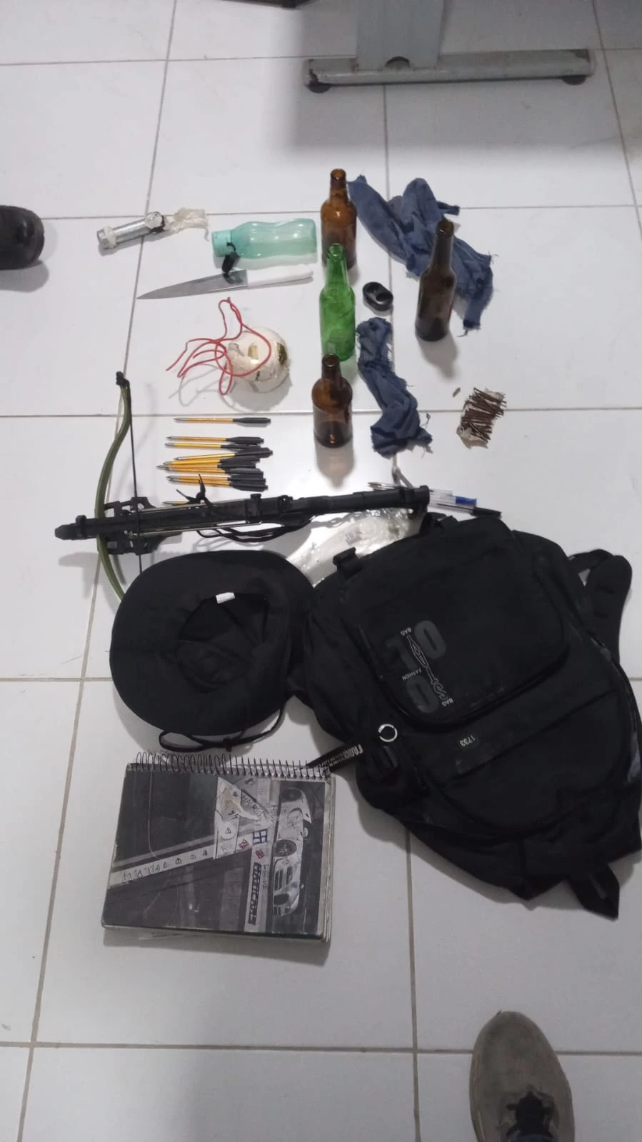 Além da faca usada no crime, adolescente tinha outros materiais apreendidos pela polícia no Maranhão. (Foto: Divulgação)