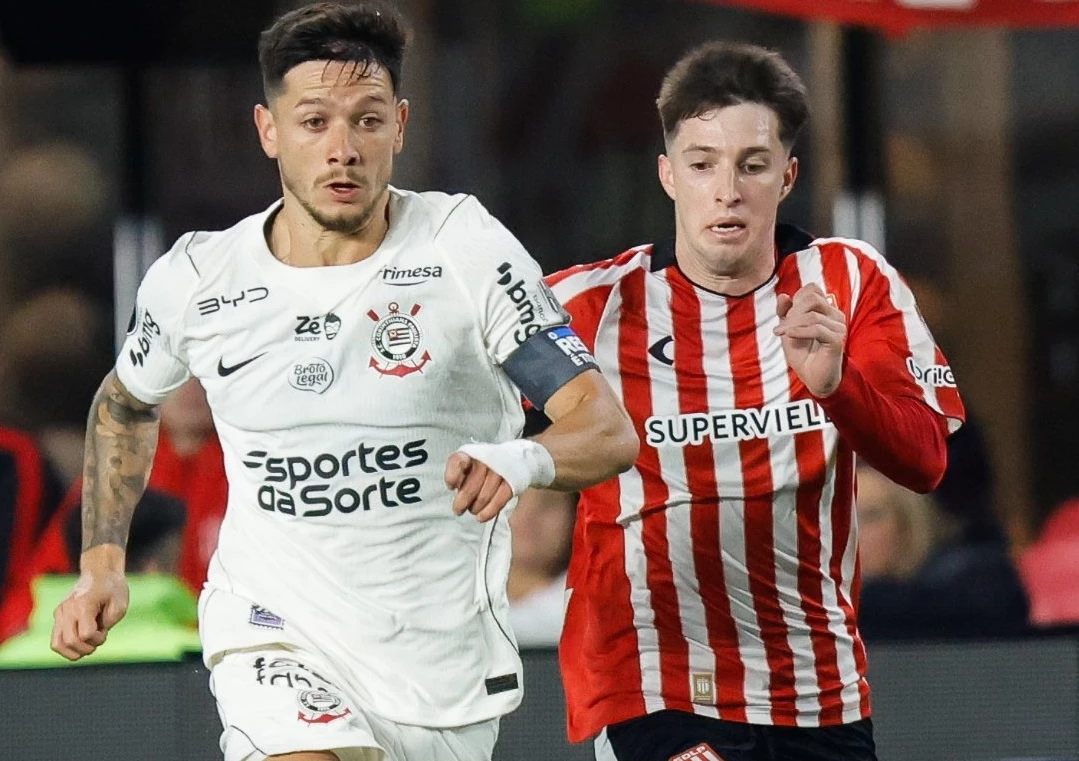 Lance da partida entre Estudiantes e Corinthians, pela Copa Libertadores.