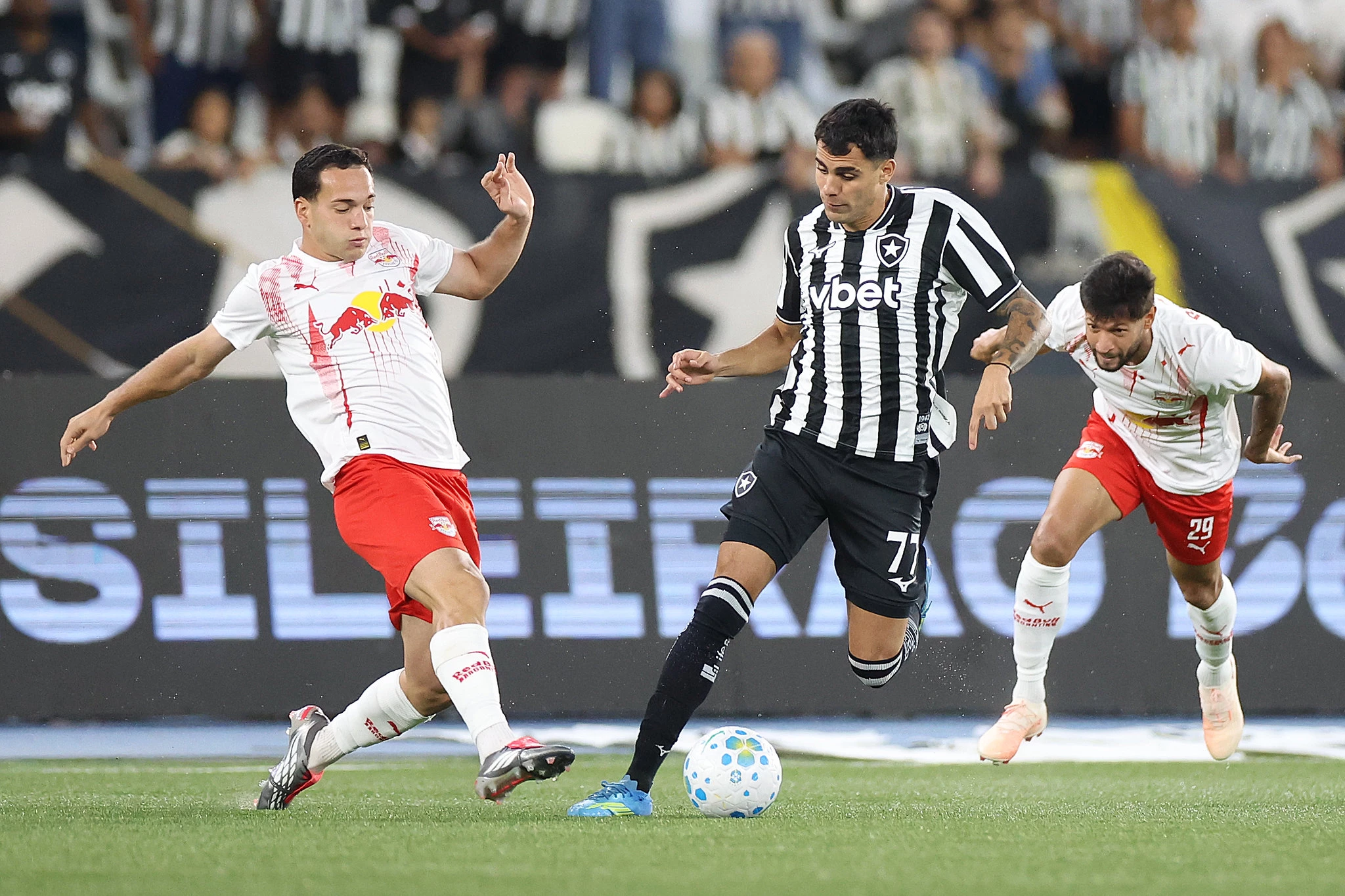 Lance da partida entre Botafogo e Bragantino, pelo Campeonato Brasileiro.