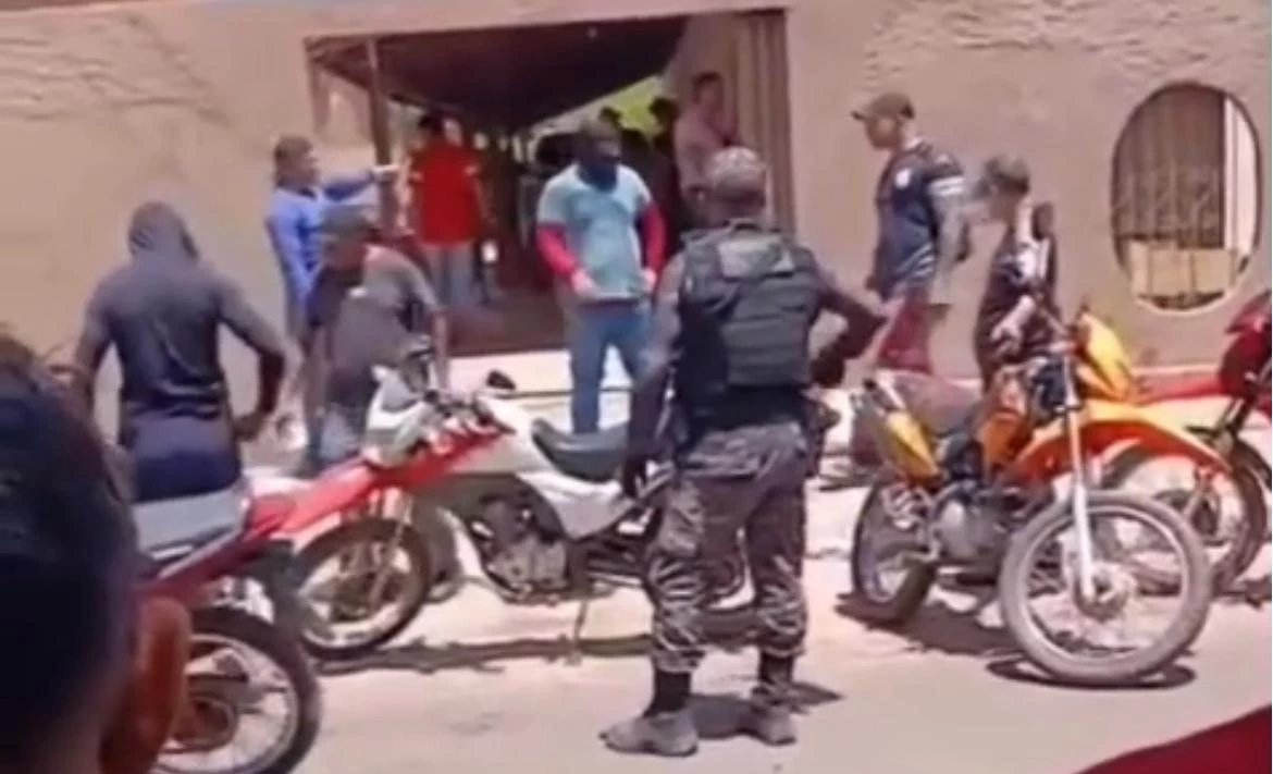 Residência estaria sendo utilizada como um “depósito” para motocicletas roubadas.