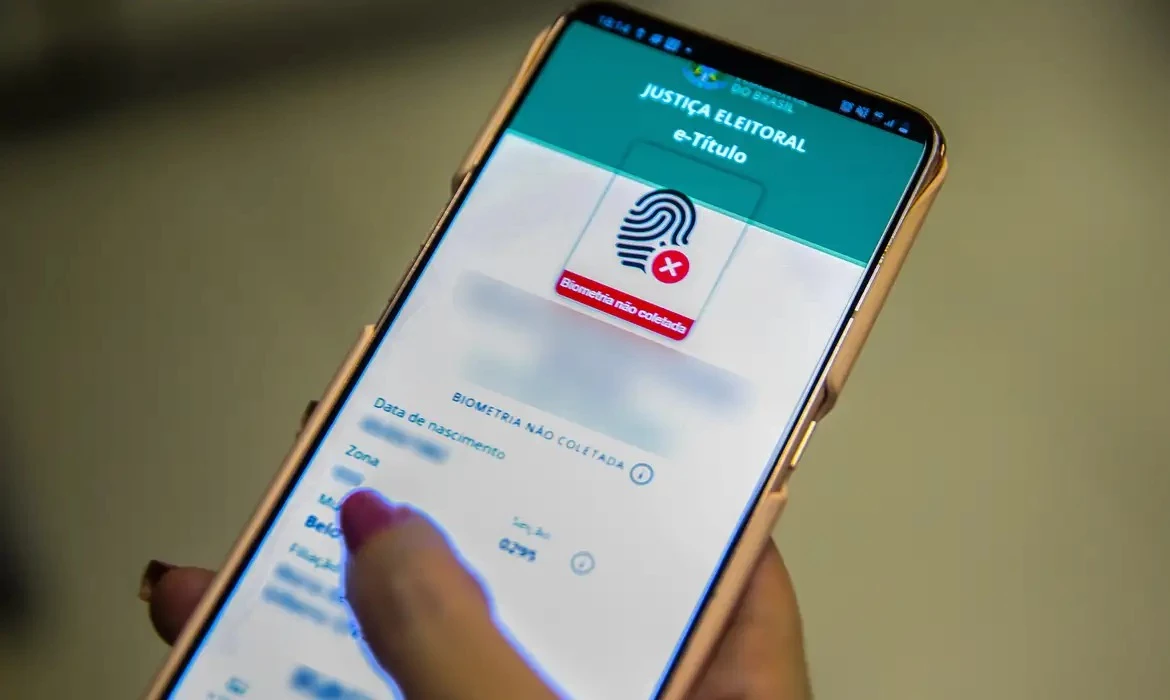 Presidente do TSE, Nunes Marques, autoriza baixar o e-Título no dia da votação de 4 de outubro, garantindo estabilidade no app para todo o eleitorado.
