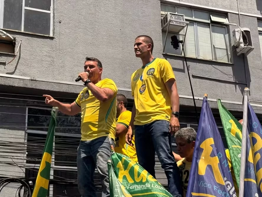 Flávio Bolsonaro critica Lula e apresenta propostas em evento de campanha no Rio