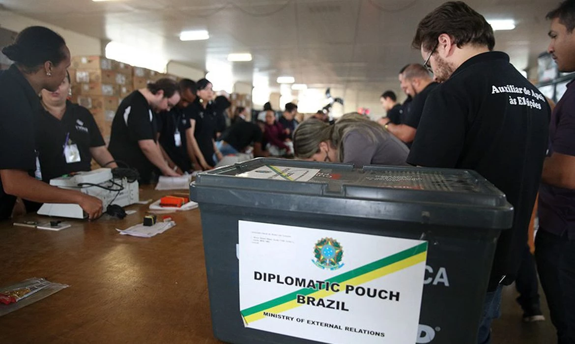 Número de brasileiros aptos a votar no exterior passou de cerca de 210 mil em 2010 para 918.876 neste ano.