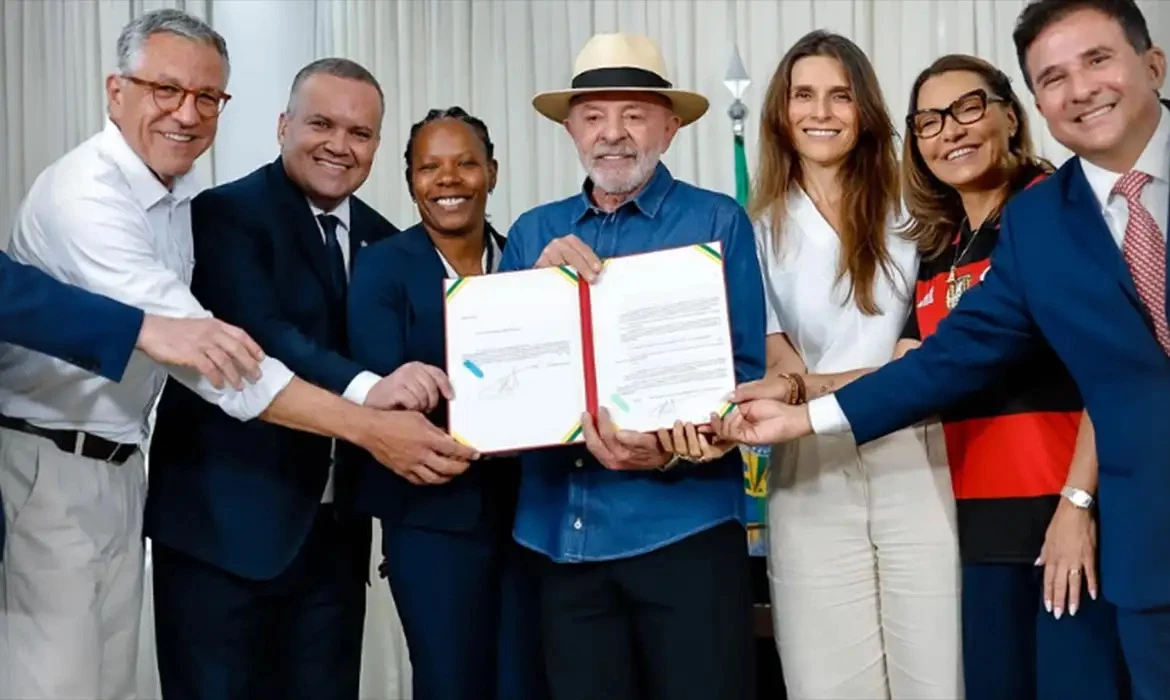 Lula sanciona lei que estabelece medidas para o desenvolvimento do futebol feminino e determina que clubes formadores mantenham equipes femininas.