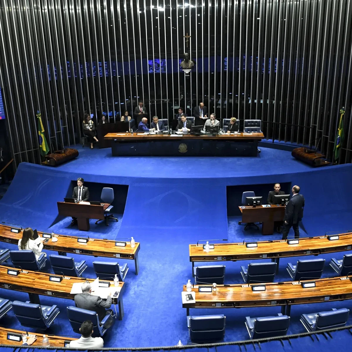 Senado inicia discussões sobre proposta que acaba com a escala 6x1 e reduz jornada máxima de 44 para 40 horas semanais.