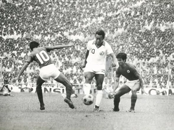 Pelé em ação no amistoso entre o New York Cosmos e o Mohun Bagan, em Calcutá, na Índia, em 1977