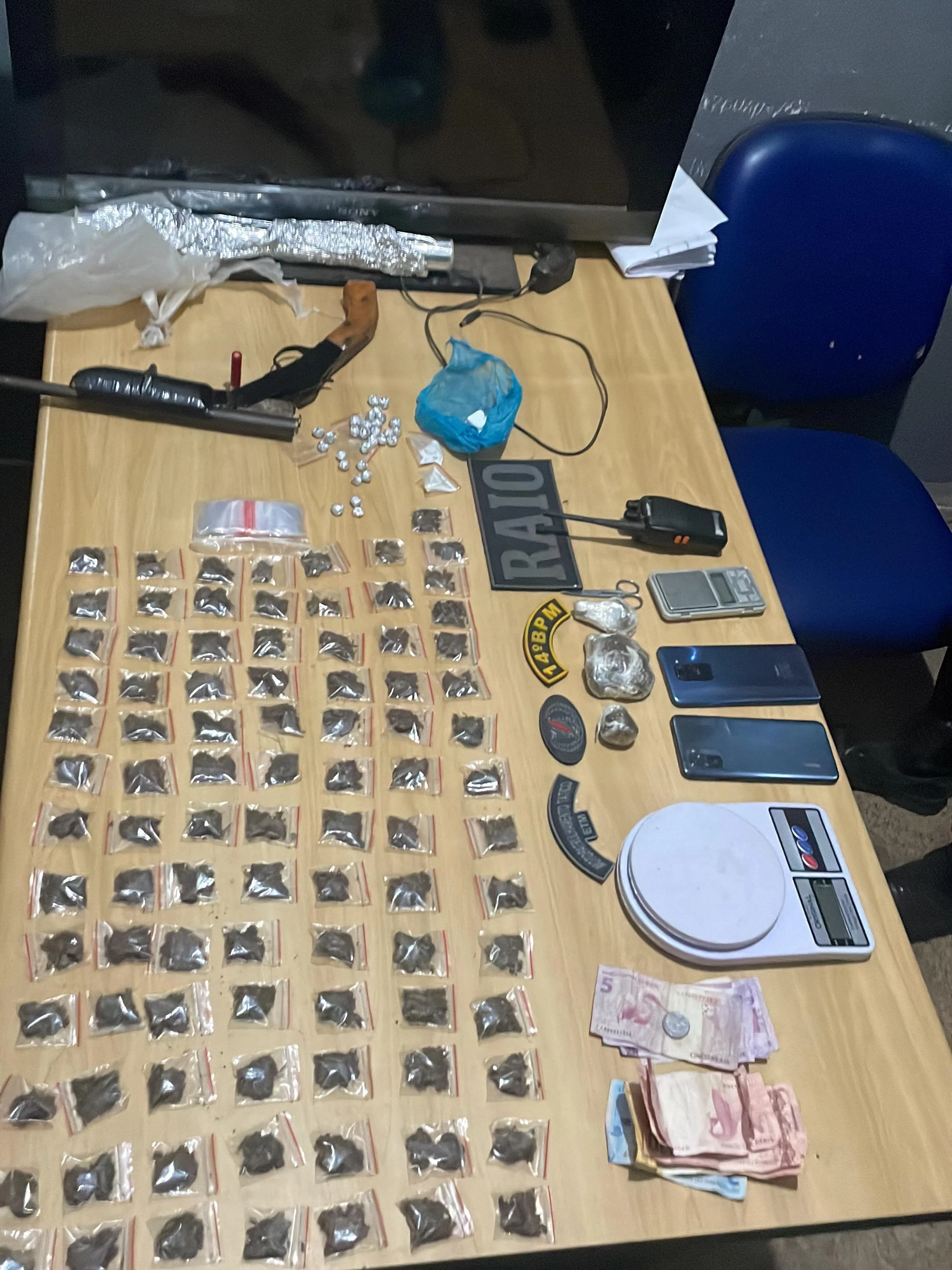 Pertences encontrada na casa do suspeito da agressão.