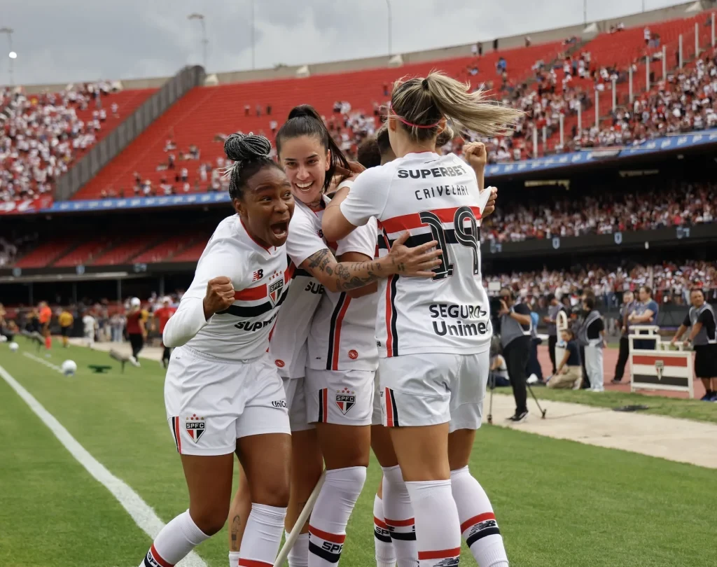 Jogadoras do São Paulo celebram título inédito